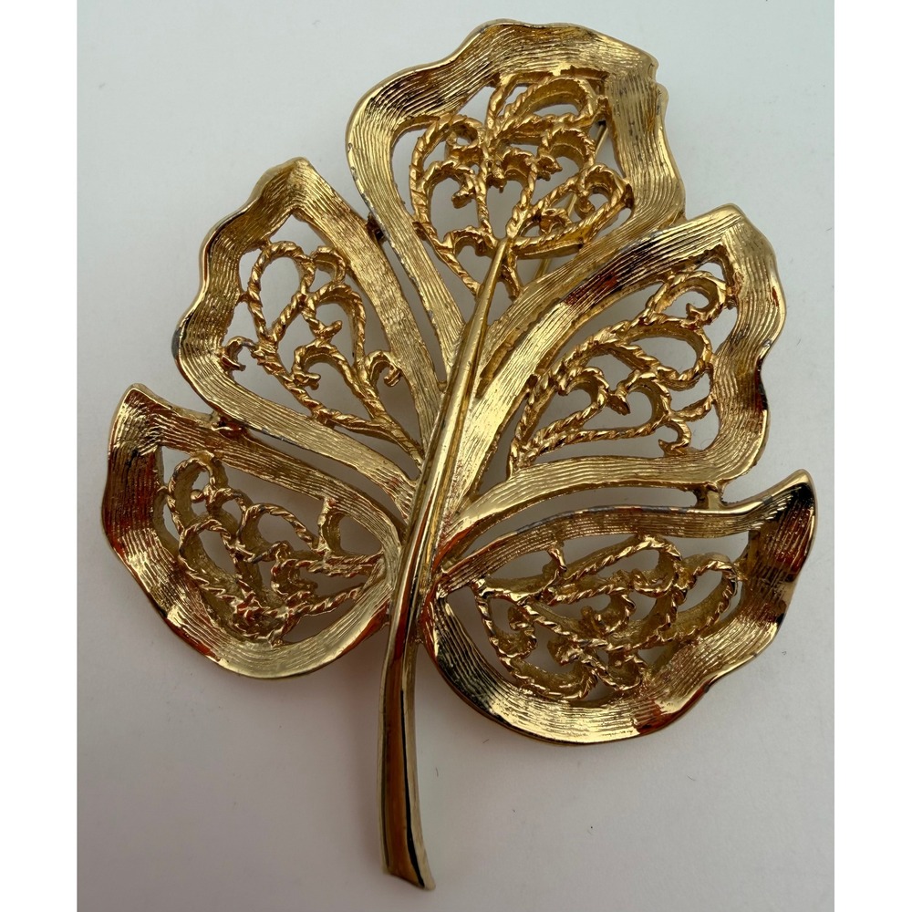 Monet Vintage Gold Tone Openwork Filigree Leaf Brooch Pin Q044